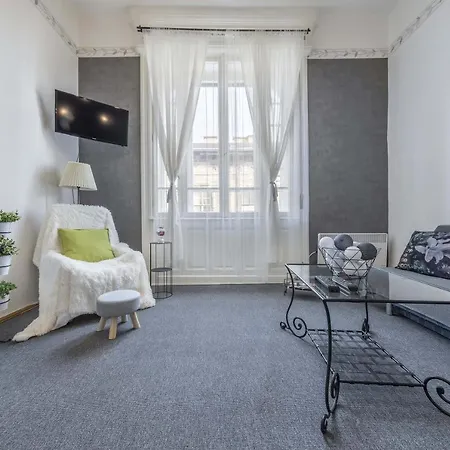 April Studio On The City Center *