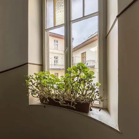April Studio On The City Center