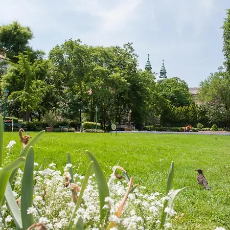 April Studio On The City Center